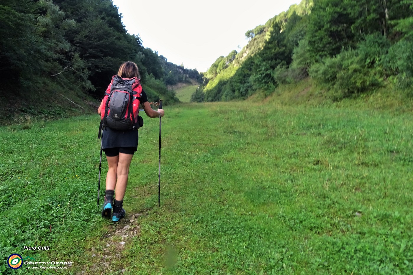 15 Risalendo la verde valletta per i Piani di Bobbio per scorciatoie.JPG